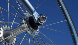 Rueda De Bicicleta Y Cielo Azul