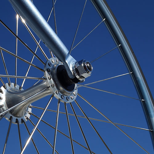 Rueda De Bicicleta Y Cielo Azul