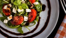 tomato-mozzarella-1589411_1280_Katja S. Verhoeven auf Pixabay