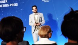 Robert Böhme präsentiert Pirnas Einkaufskampagne beim Dresdner Marketing-Preis 2020_Foto Marleen Heimert